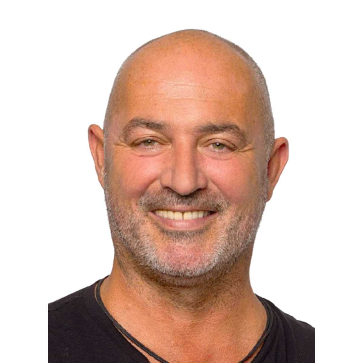 Porträt von Michael Püschl vor hellem Hintergrund