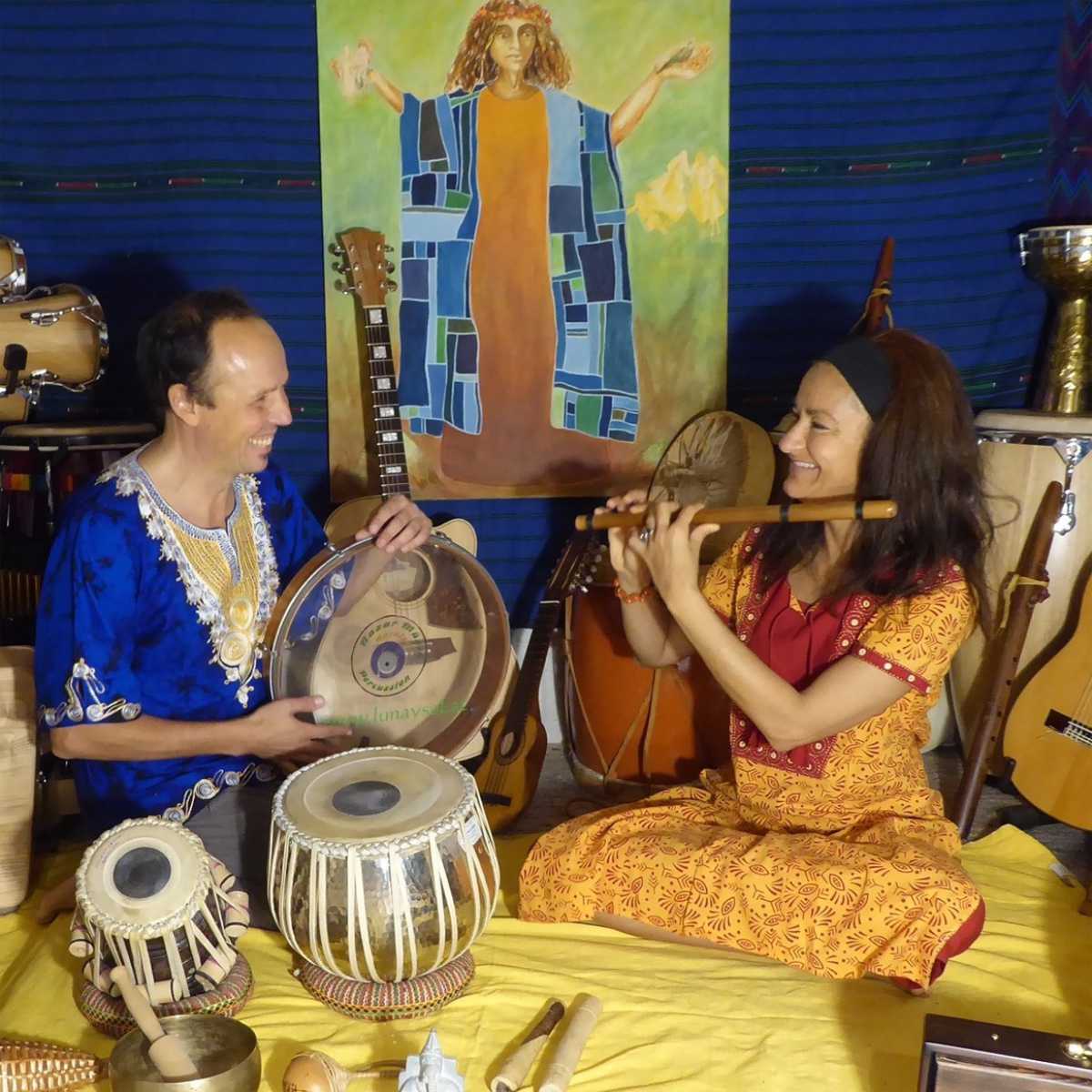 Patricia und Andreas musizieren im Singkreis zwischen Trommeln, Flöte und weiteren Instrumenten