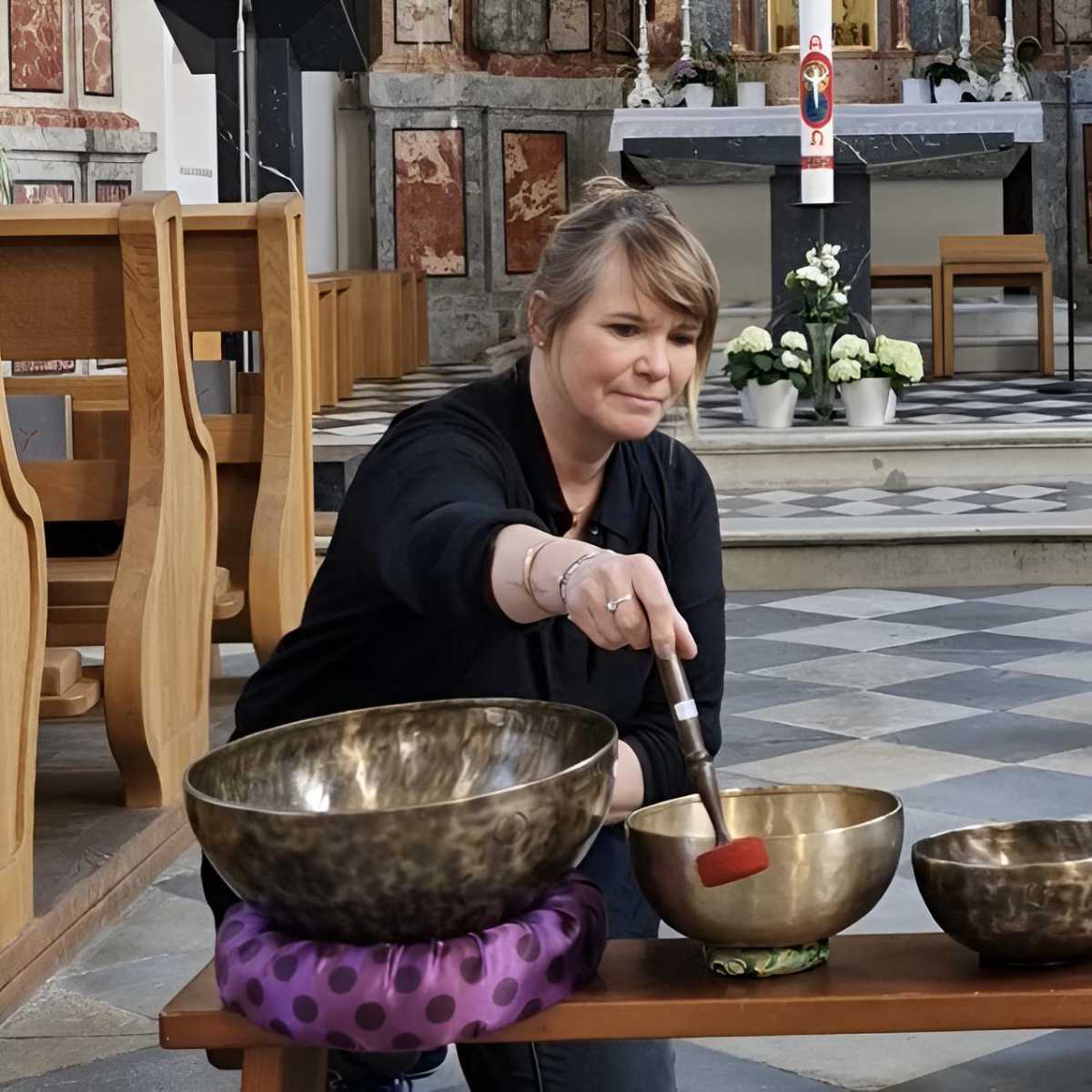Klangschalen in einer Kirche