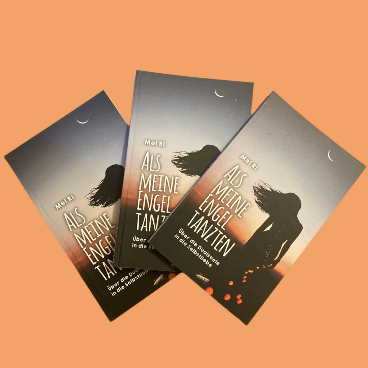 Drei Bücher von Melanie Rienzner mit dem Titel „Als meine Engel tanzten“ auf farbigem Hintergrund